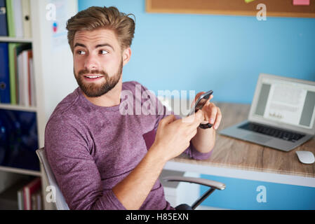 Utilizzo di Phone e ruotando all'indietro Foto Stock