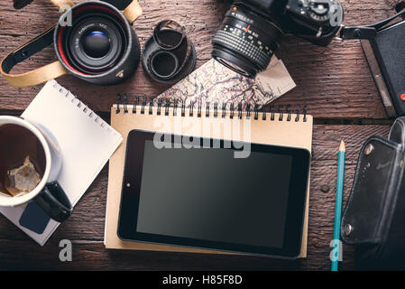 Tablet sul fotografo la scrivania, mey accessori fotografici, una tazza di tè Foto Stock
