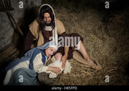 Presepe vivente di Natale in un vecchio fienile - Rievocazione Storica giocare con autentici costumi. Il bambino è una proprietà (rilasciato) doll Foto Stock