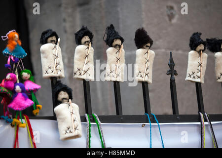 TBILISI, Georgia - 24 Marzo: tradizionale bambole sul ponte secco mercato in centro di Tbilisi il 24 marzo 2016. Il mercato è Foto Stock