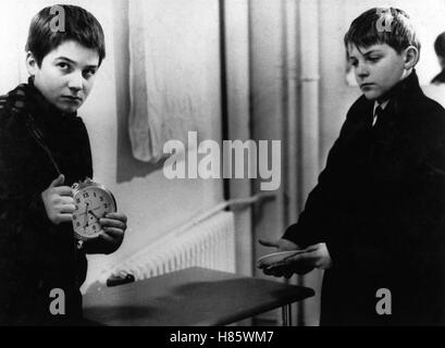 Sie küßten und sie schlugen ihn, (Les Quatre cento colpi di stato) F 1958, Regie: Francois Truffaut, JEAN-PIERRE LEAUD (li), Stichwort: Uhr, Wecker Foto Stock