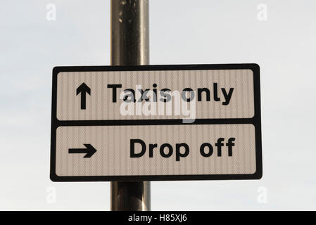 Un taxi drop off e pick up sign UK Foto Stock