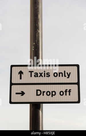 Un taxi drop off e pick up sign UK Foto Stock