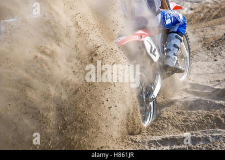 Incredibile partenza di motocross sulla sabbia Foto Stock