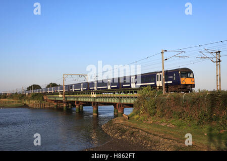 Abellio maggiore Anglia 360108 passando sopra il viadotto di Manningtree, Essex County, Inghilterra. Foto Stock