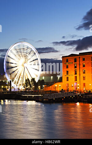 Albert Dock Liverpool illuminata di notte Foto Stock
