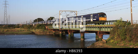 Abellio maggiore Anglia 360108 passando sopra il viadotto di Manningtree, Essex County, Inghilterra Foto Stock