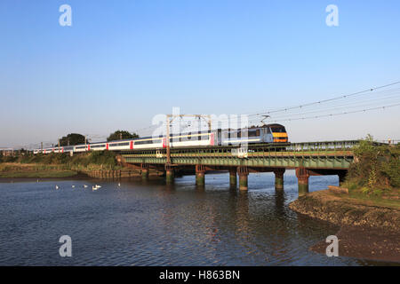 Abellio maggiore Anglia 90011 passando sopra il viadotto di Manningtree, Essex County, Inghilterra. Foto Stock