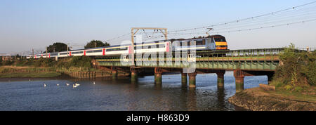 Abellio maggiore Anglia 90011 passando sopra il viadotto di Manningtree, Essex County, Inghilterra. Foto Stock