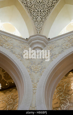 Gli interni di Sheikh Zayed grande moschea costruzione di esterni Abu Dhabi Emirati Arabi Uniti Foto Stock