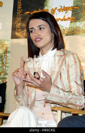 PENELOPE CRUZ SABERA FOUNDATION U.S. Avviare CCA UFFICI BEVERLY HILLS LOS ANGELES NOI 10 Ottobre 2002 Foto Stock