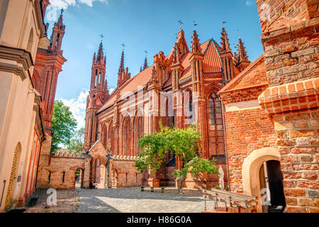 Chiesa di Sant'Anna nella città vecchia di Vilnius, Lituania, foto HDR Foto Stock