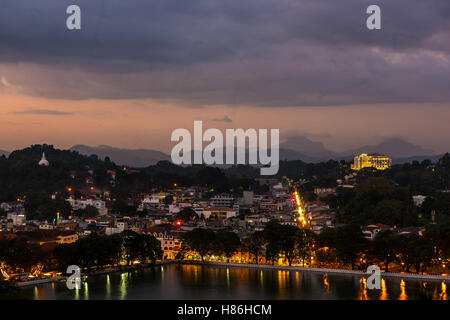 La città di Kandy durante la notte, Sri Lanka Foto Stock