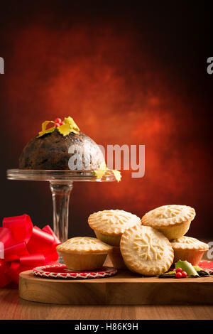 Torte di carne macinata e pudding natalizio Foto Stock