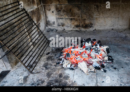 Hot barbecue tradizionale griglia di ferro e carbone incandescente pronti per la cottura Foto Stock