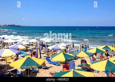 I turisti rilassante sulla spiaggia con vista verso il mare, Stalida, Creta, Grecia, l'Europa. Foto Stock