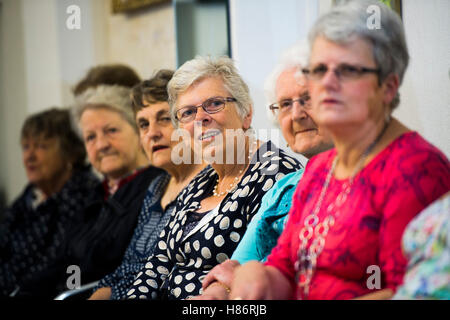 Le donne in platea a guardare i modelli di volontariato che mostra off vestiti a una carità passerella sfilata di moda per sollevare trova per HAVAV, un ospizio a casa servizio di volontariato per la comunità locale di Aberystwyth e Nord Ceredigion. Foto Stock