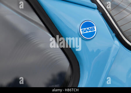 Un vecchio Saab badge su un blu Saab 96 Foto Stock