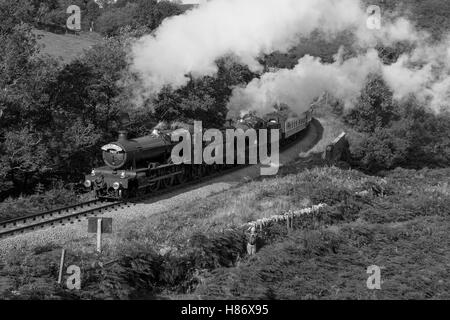 Manor 7822 Foxcote Manor e 2807 a Darnholme sul NYMR doppia voce un treno in autunno di Gala. Foto Stock