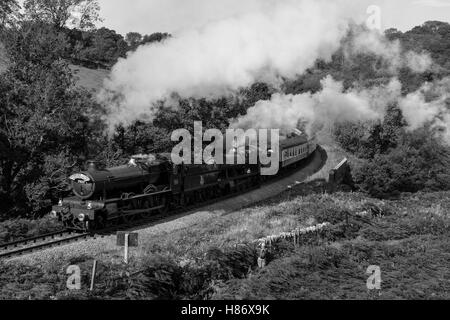 Manor 7822 Foxcote Manor e 2807 a Darnholme sul NYMR doppia voce un treno in autunno di Gala. Foto Stock