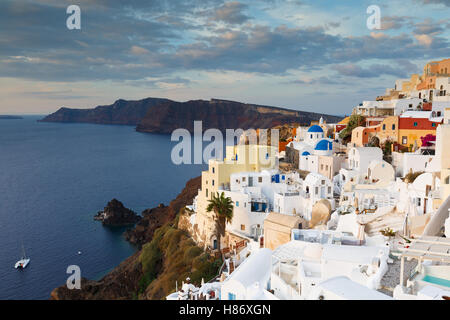 Vista del villaggio di Oia sull isola di Santorini in Grecia. Foto Stock