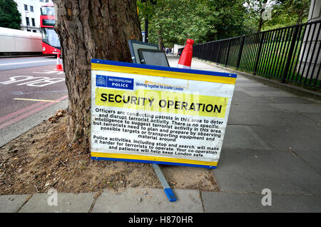 Londra, Inghilterra, Regno Unito. Operazione di sicurezza vicino a Hyde Park Corner Foto Stock