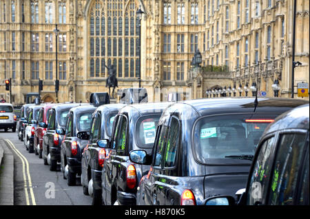 Londra, Inghilterra, Regno Unito. Una lunga fila di taxi fuori del Parlamento nel corso di una protesta contro la Uber, Feb 2016 Foto Stock