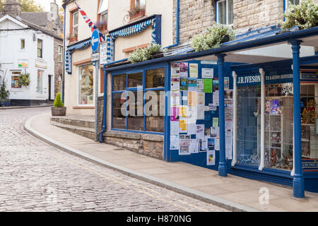 Street in Hawes North Yorkshire, Inghilterra mostra fila di negozi Foto Stock