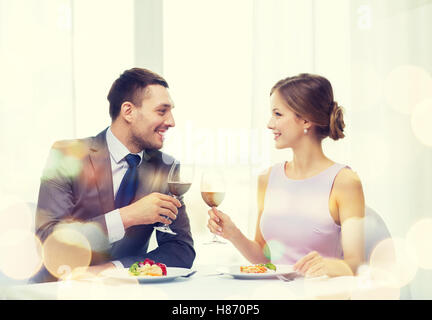 Giovane con il corso principale e il rosso il vino al ristorante Foto Stock