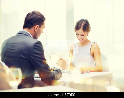 Coppia sorridente di mangiare il dessert al ristorante Foto Stock