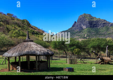 Fattoria degli animali al Casela natura e il parco di divertimenti con Rempart Montagna in distanza, Cascavelle, Mauritius Foto Stock