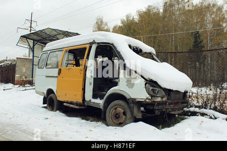 Smontaggio auto dopo l'incidente sotto la neve Foto Stock