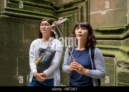 Turisti cinesi turisti prendere selfie divertente volto Foto Stock