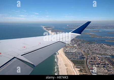 Vista di ala di aeromobile che passa al di sopra della North American coast dopo il decollo Foto Stock