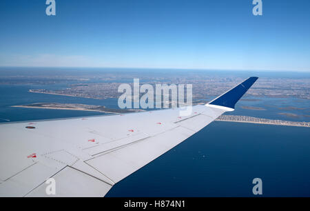 Vista di ala di aeromobile che passa al di sopra della North American coast dopo il decollo Foto Stock