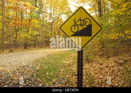 Discesa in bicicletta segno nel parco pubblico avvertimento di imminente ripido declino nel parco a Cleveland, Ohio, USA. Foto Stock