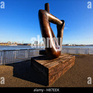 Gary Hume libertà del grip scultura in bronzo sulla penisola di Greenwich vicino all'O2 Dome a Londra REGNO UNITO Foto Stock