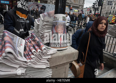 Londra, 9 Novembre 2016: noi del Presidente eletto, Donald Trump compare sulla pagina anteriore del London Evening Standard quotidiano a Oxford Circus, Londra, nel giorno della sua elezione. Il titolo recita "Trump trionfo urti Mondo' e londinesi di tutti i colori e gare di prendere la carta libera per leggere le ultime notizie per tutta la notte. Foto Stock