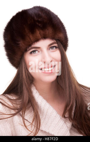 Donna in inverno hat su sfondo bianco in studio foto Foto Stock