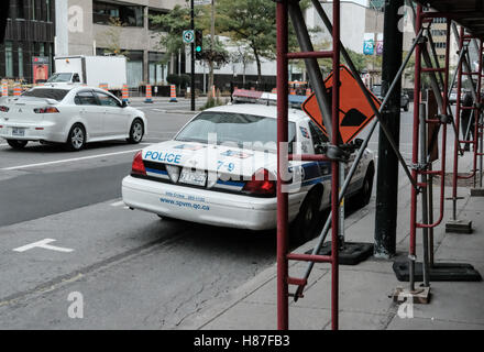 Vista posteriore di una Montreal, Canadian veicolo polizia visto che frequentano un incidente nel centro cittadino di Montreal, Canada. Foto Stock