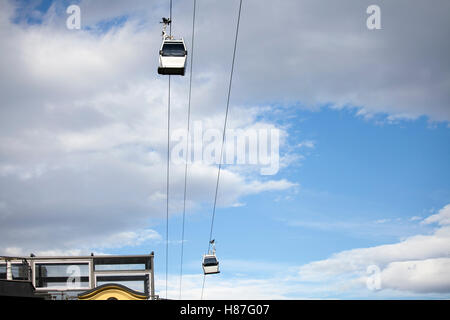 TBILISI, Georgia - 04 Novembre 2016 : la Funicolare oltre la città di Tbilisi al tramonto. La Georgia Foto Stock