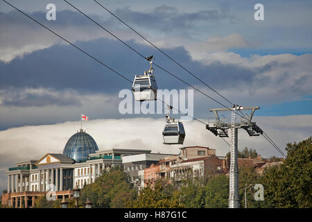 TBILISI, Georgia - 04 Novembre 2016 : la Funicolare oltre la città di Tbilisi al tramonto. La Georgia Foto Stock