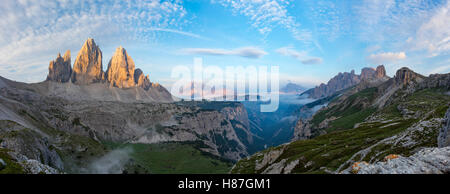 Alba luce sulle Tre Cime di Lavaredo, Sesto Dolomiti Alto Adige - Italia Foto Stock