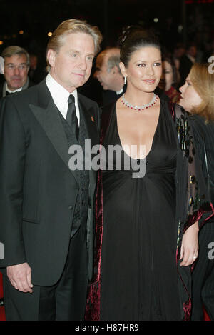 MICHAEL DOUGLAS E CATHERINE ZETA-JONES 56TH BRITISH ACADEMY FILM AWARDS L' Odeon Leicester Square Londra Inghilterra 23 febbraio 200 Foto Stock