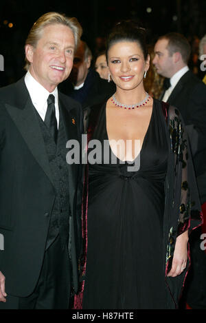 MICHAEL DOUGLAS E CATHERINE ZETA-JONES 56TH BRITISH ACADEMY FILM AWARDS L' Odeon Leicester Square Londra Inghilterra 23 febbraio 200 Foto Stock