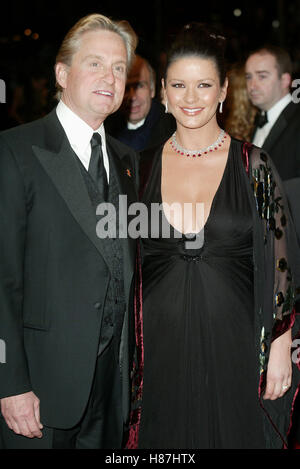 MICHAEL DOUGLAS E CATHERINE ZETA-JONES 56TH BRITISH ACADEMY FILM AWARDS L' Odeon Leicester Square Londra Inghilterra 23 febbraio 200 Foto Stock