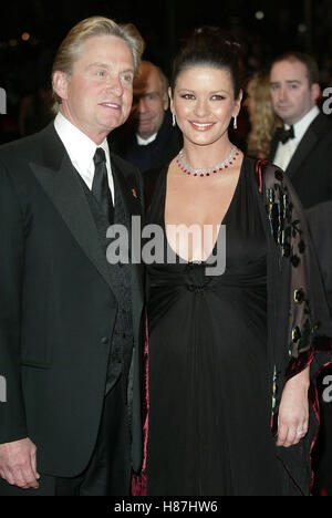 MICHAEL DOUGLAS E CATHERINE ZETA-JONES 56TH BRITISH ACADEMY FILM AWARDS L' Odeon Leicester Square Londra Inghilterra 23 febbraio 200 Foto Stock