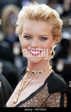 EVA HERZIGOVA arriva sul tappeto rosso al PALAIS DU FESTIVAL PER IL FILM DOGVILLE 2003 CANNES FILM FESTIVAL CANNES FRANC Foto Stock