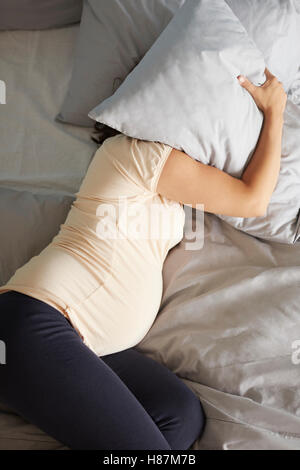 Pneumatico donna giaceva sotto il cuscino Foto Stock
