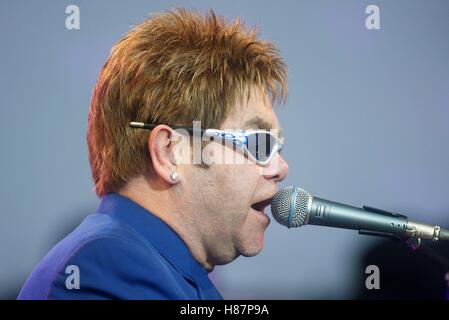 SIR ELTON JOHN UNA SERATA CON ELTON JOHN KC Stadium Hull Inghilterra 19 Luglio 2003 Foto Stock